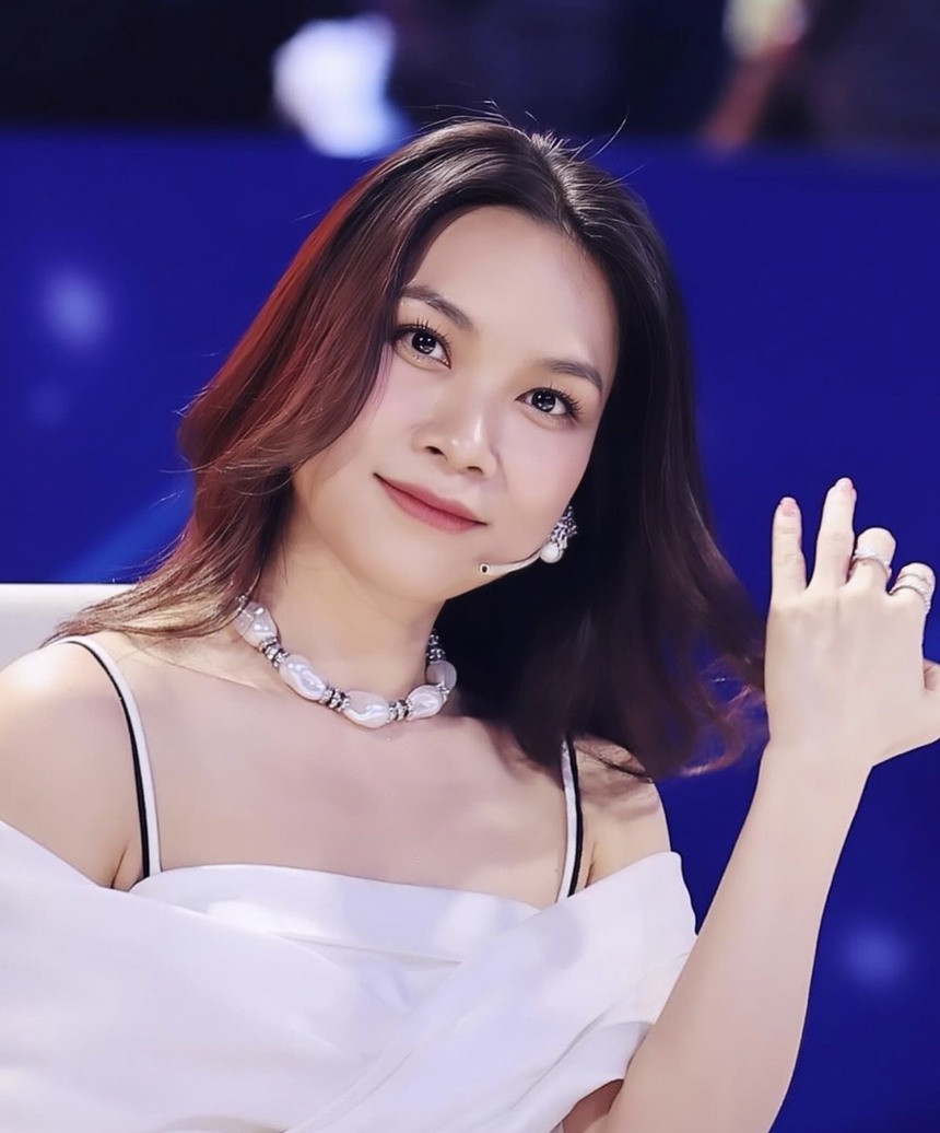 Chi Pu nổi bật giữa dàn sao xứ Trung, Hoa hậu Thanh Thủy xinh đẹp trong ảnh gia đình - Ảnh 6.