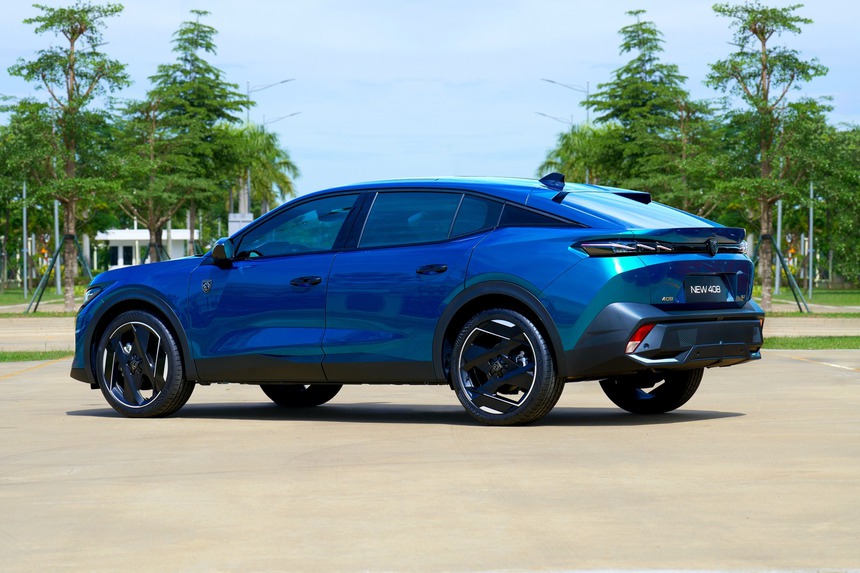 Tin xe hôm nay 22/10: Peugeot 408 ra mắt với giá từ 999 triệu, lệ phí đăng ký và cấp biển số xe bán tải tăng lên 20 triệu - Ảnh 1.