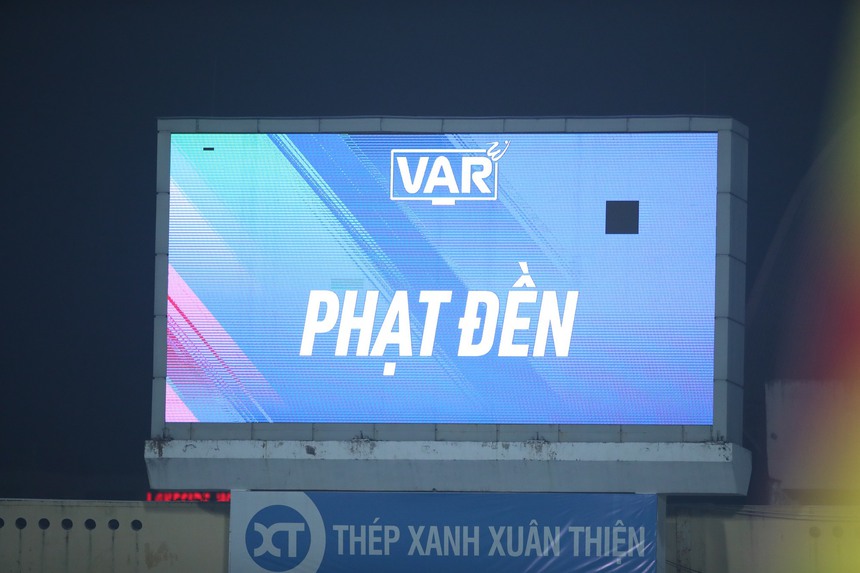 'Đại gia' mới nổi của V-League nín thở với VAR, người hâm mộ vỡ òa ở phút 90+11 - Ảnh 3.