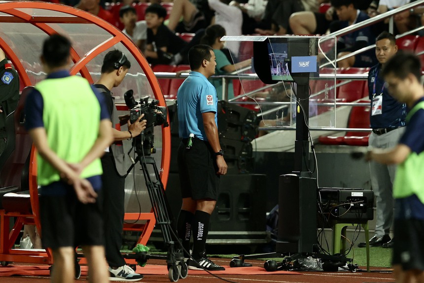 Mùa bóng mới nhìn từ nỗi niềm của... VAR - Ảnh 1.