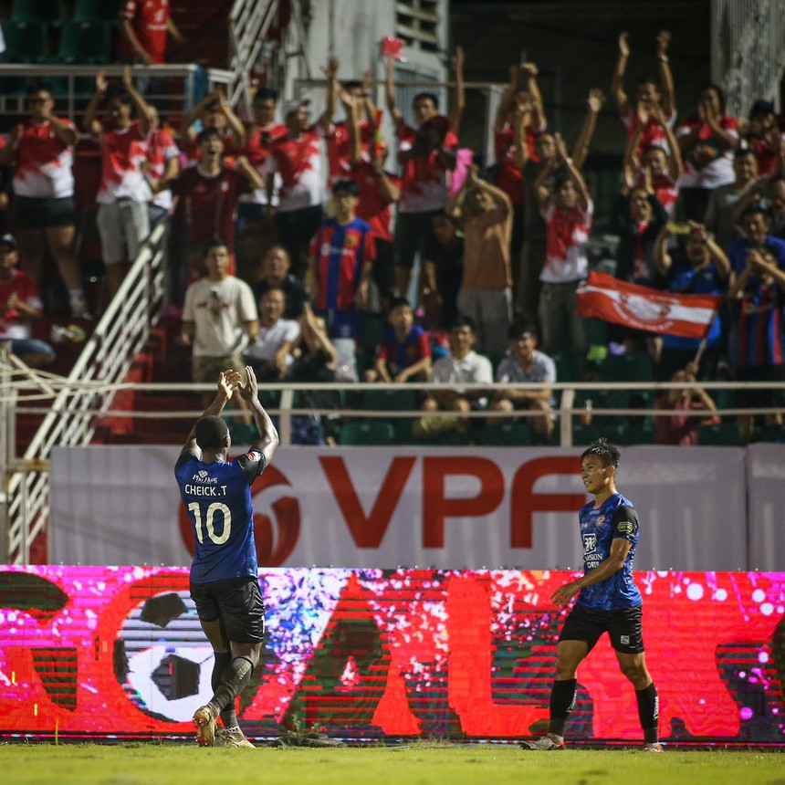 HLV Vũ Tiến Thành phàn nàn vì VAR - Ảnh 2. HLV Vũ Tiến Thành phàn nàn vì VAR - Ảnh 2.