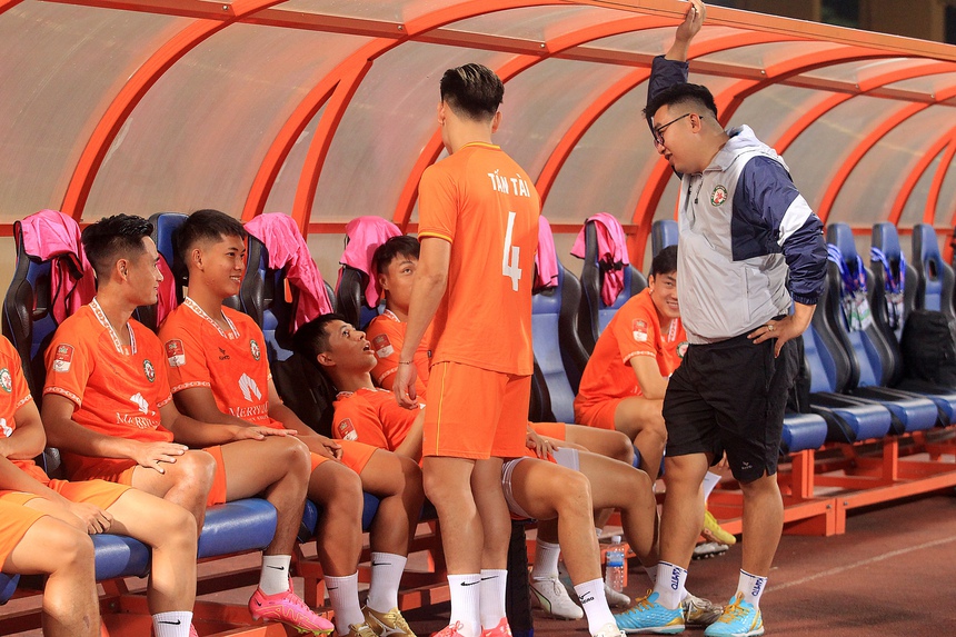 Đình Trọng cười đùa thoải mái với Văn Thanh, hẹn ngày trở lại V-League - Ảnh 3.