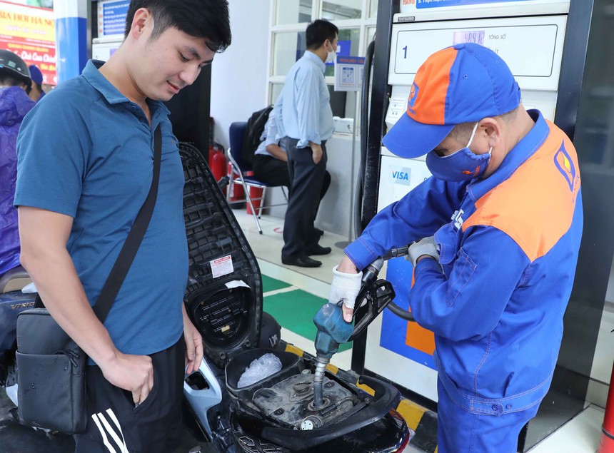 Giá xăng tăng hơn 400 đồng/lít từ 15 giờ chiều nay - Ảnh 1.