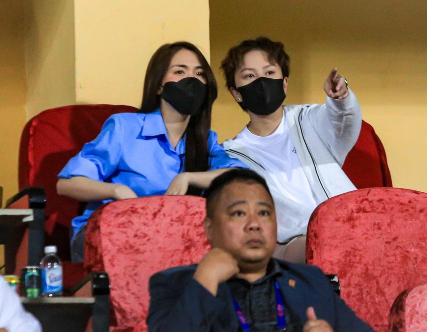 Hòa Minzy 'tiếp lửa' cho CAHN, phấn khích trước màn thoát hiểm ngoạn mục cuối trận - Ảnh 4. Hòa Minzy 'tiếp lửa' cho CAHN, phấn khích trước màn thoát hiểm ngoạn mục cuối trận - Ảnh 4.