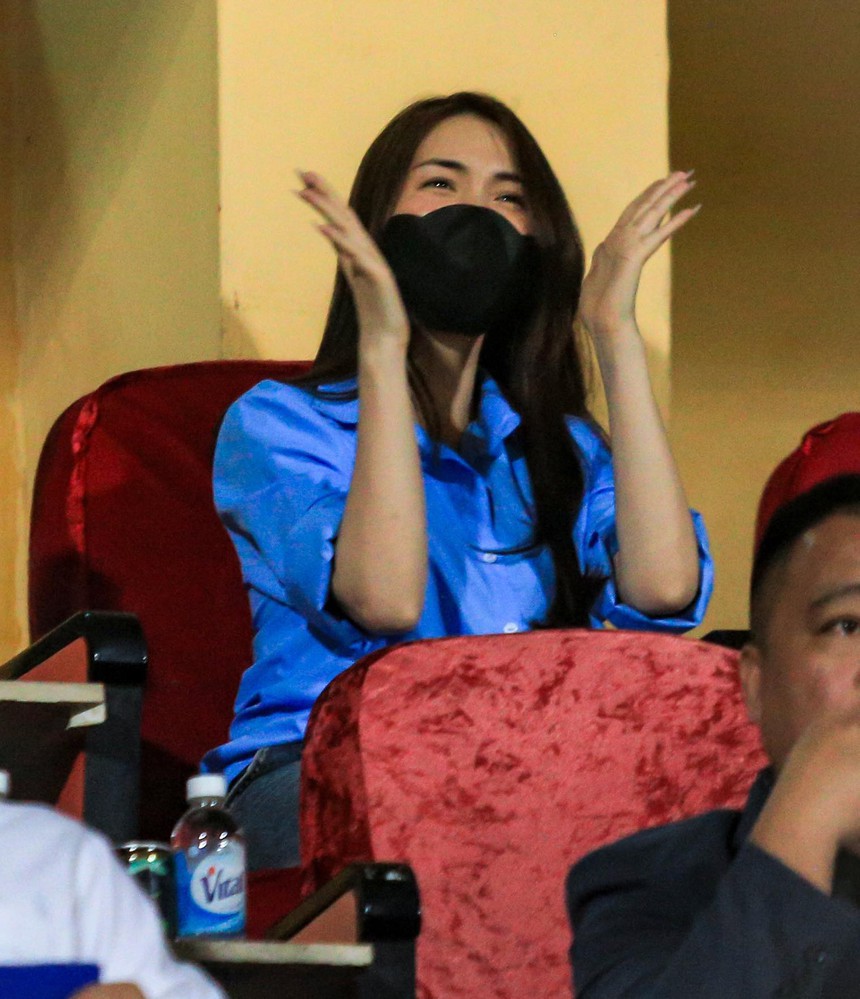 Hòa Minzy 'tiếp lửa' cho CAHN, phấn khích trước màn thoát hiểm ngoạn mục cuối trận - Ảnh 7. Hòa Minzy 'tiếp lửa' cho CAHN, phấn khích trước màn thoát hiểm ngoạn mục cuối trận - Ảnh 7.