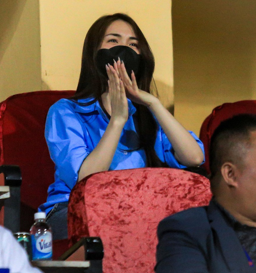 Hòa Minzy 'tiếp lửa' cho CAHN, phấn khích trước màn thoát hiểm ngoạn mục cuối trận - Ảnh 6. Hòa Minzy 'tiếp lửa' cho CAHN, phấn khích trước màn thoát hiểm ngoạn mục cuối trận - Ảnh 6.