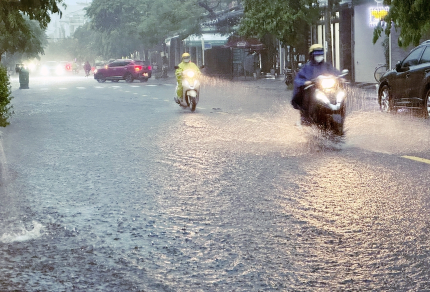 Bắc Bộ tăng nhiệt, Trung Bộ nhiều nơi mưa lớn - Ảnh 1.