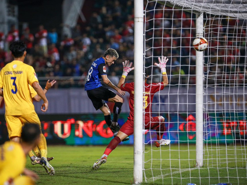 Tin nóng bóng đá Việt sáng 23/10: Hoàng Đức gặp chấn thương, CLB TP.HCM nóng lòng với VAR - Ảnh 2.