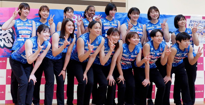 Thanh Thúy (thứ 5 hàng sau, từ trái qua phải) dự kiến chơi tổng cộng 27 trận trong mùa giải cuối cùng của hợp đồng hiện tại với PFU Blue Cats