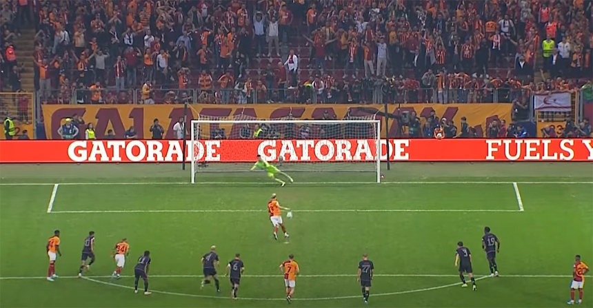 Cựu sao Inter Milan đá panenka cực lạnh lùng tung lưới Bayern Munich ở Cúp C1, fan hé lộ bí quyết - Ảnh 2.