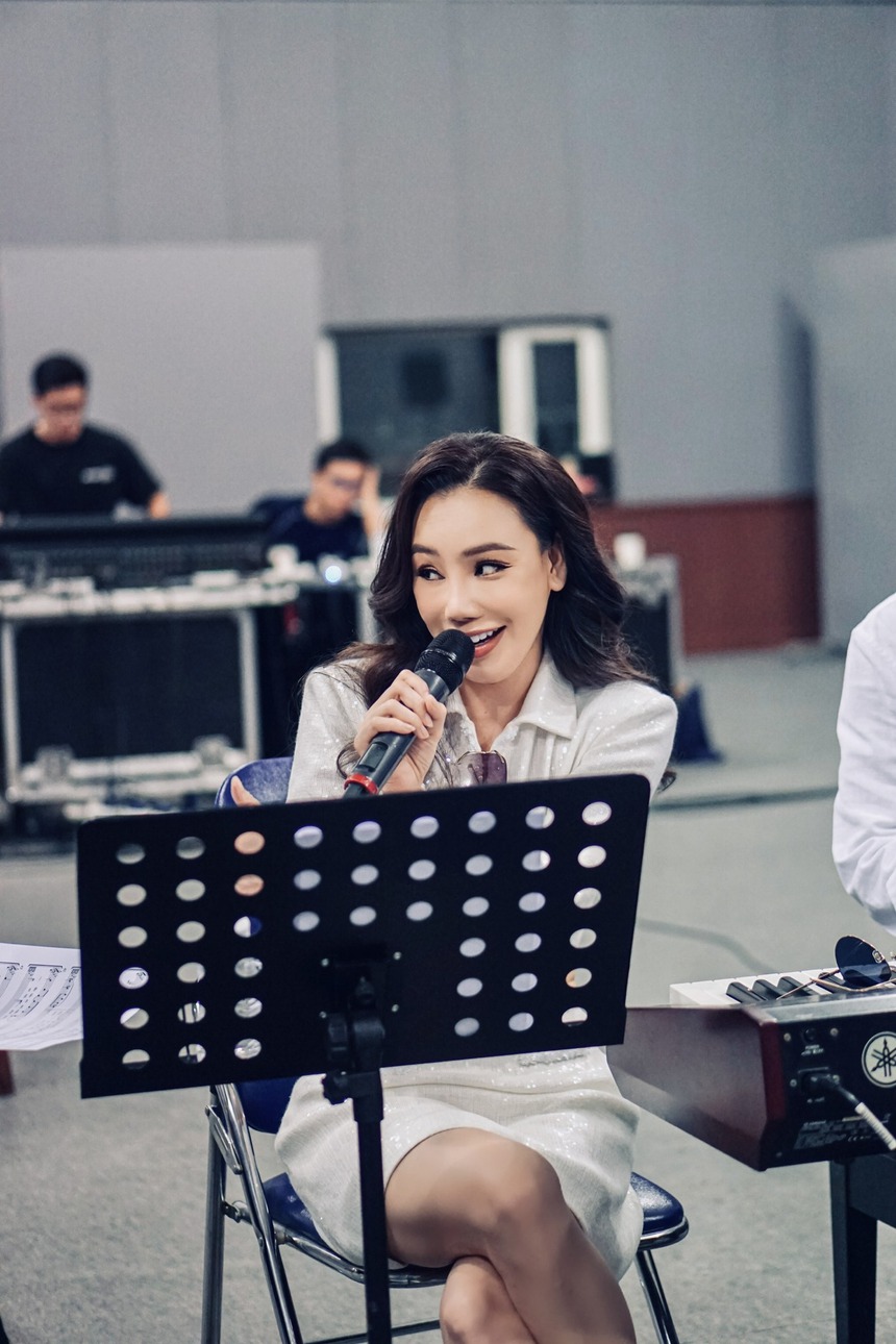 Hồ Quỳnh Hương tập trung toàn bộ tinh thần và sức lực cho liveconcert của Đỗ Bảo  - Ảnh 2.