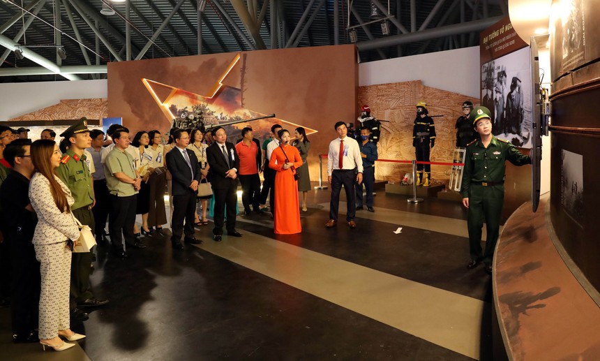 Khai mạc Triển lãm thành tựu 60 năm tỉnh Quảng Ninh - Ảnh 1. Khai mạc Triển lãm thành tựu 60 năm tỉnh Quảng Ninh - Ảnh 1.