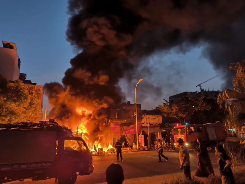 Thủ tướng Phạm Minh Chính: Khẩn trương khắc phục hậu quả vụ cháy tại huyện Thanh Trì, Hà Nội - Ảnh 1.