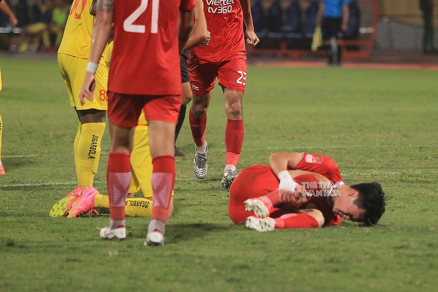 Cận cảnh Hoàng Đức bị phạm lỗi nghiêm trọng, rời sân tập tễnh - Ảnh 5.