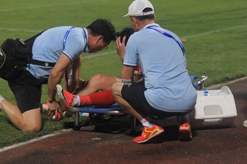 Cận cảnh Hoàng Đức bị phạm lỗi nghiêm trọng, rời sân tập tễnh - Ảnh 7.