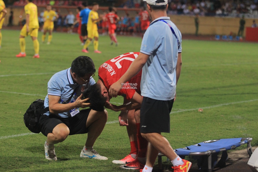 Cận cảnh Hoàng Đức bị phạm lỗi nghiêm trọng, rời sân tập tễnh - Ảnh 8.