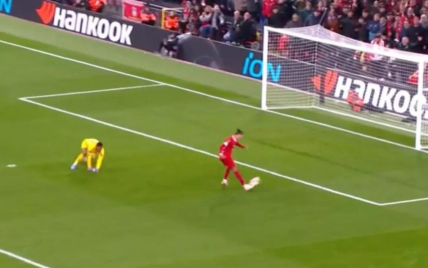 Darwin Nunez gây sốt với pha bỏ lỡ khó tin trước khung thành trống - Ảnh 2.