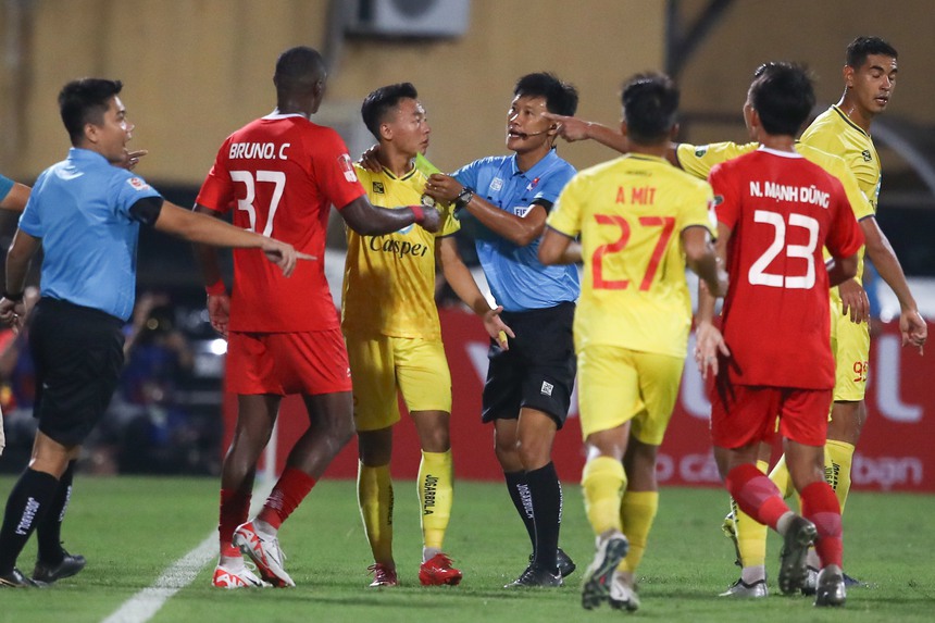 Viettel và Thanh Hóa tạo ra trận cầu 'hỗn chiến' với 1 thẻ đỏ và 9 thẻ vàng - Ảnh 2.