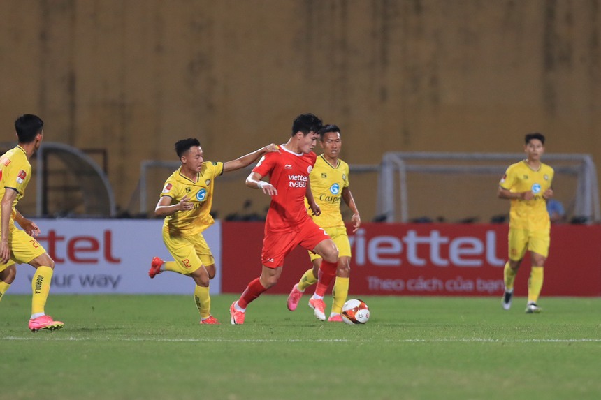 Viettel và Thanh Hóa tạo ra trận cầu 'hỗn chiến' với 1 thẻ đỏ và 9 thẻ vàng - Ảnh 3.