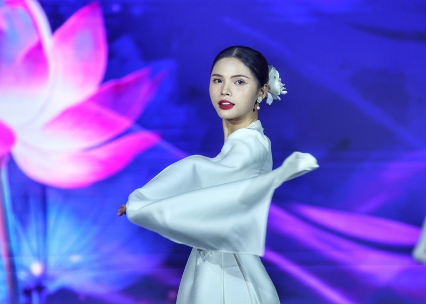 Rực rỡ sắc màu đêm khai màn Lễ hội Áo dài Du lịch Hà Nội 2023 - Ảnh 1.