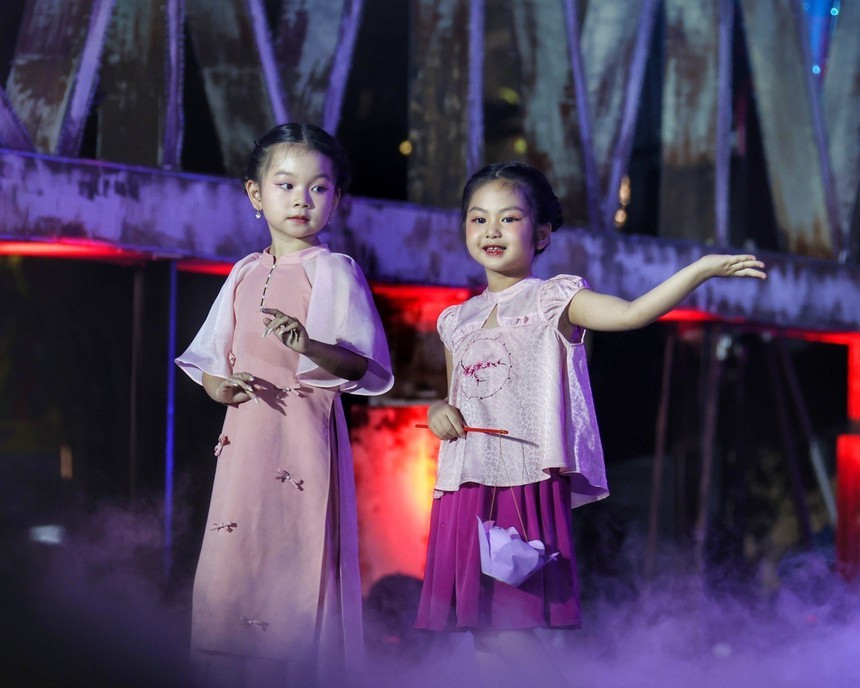 Rực rỡ sắc màu đêm khai màn Lễ hội Áo dài Du lịch Hà Nội 2023 - Ảnh 3.