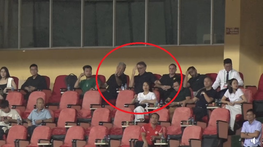 Cận cảnh pha nguy hiểm bóng khiến Hoàng Đức chấn thương, HLV Troussier xem phải lắc đầu, CĐV xót xa - Ảnh 3.