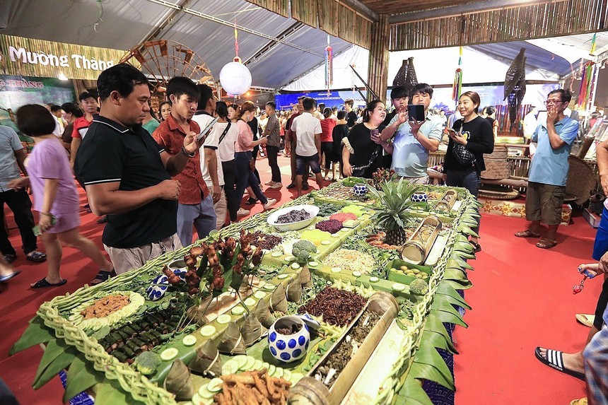 Khai mạc Lễ hội cá tôm sông Đà - Ảnh 5.