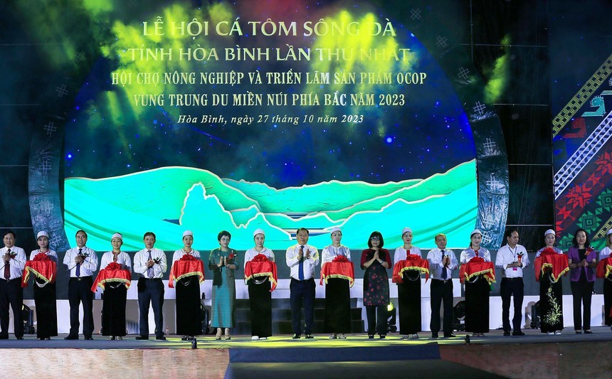 Khai mạc Lễ hội cá tôm sông Đà - Ảnh 2.