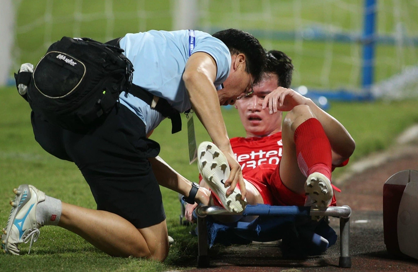 Hoàng Đức chấn thương không đáng ngại, HLV Troussier và người hâm mộ thở phào - Ảnh 2.