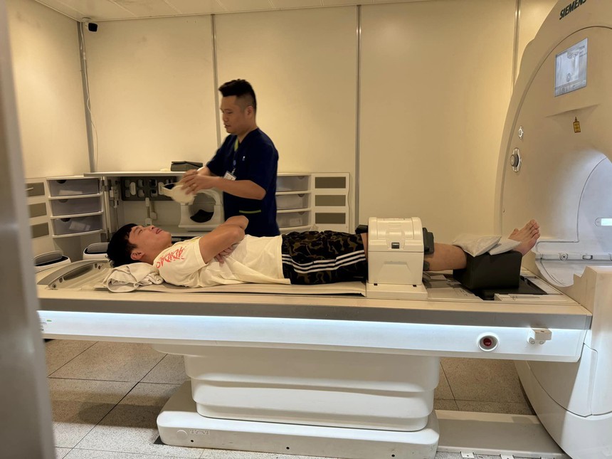 Hoàng Đức chấn thương không nghiệm trọng. Ảnh: Quang Việt