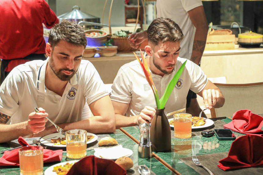 Tin nóng bóng đá Việt sáng 29/10: HLV CAHN thừa nhận may mắn, HLV Kiatisuk thất vọng vì thua sân nhà - Ảnh 4.