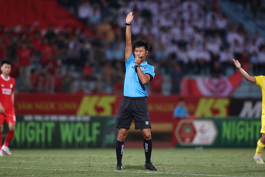 Trưởng ban Trọng tài giải thích lý do VAR từ chối 11m của Đông Á Thanh Hoá - Ảnh 1.