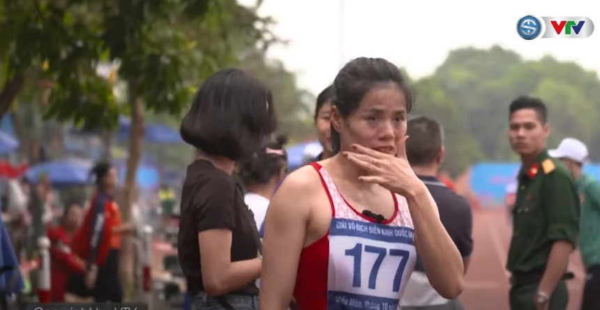 ‘Nữ hoàng điền kinh’ Việt Nam khóc nghẹn, ôm lấy HLV sau khi từ giã sự nghiệp với kỷ lục huy chương vàng lừng lẫy - Ảnh 3. ‘Nữ hoàng điền kinh’ Việt Nam khóc nghẹn, ôm lấy HLV sau khi từ giã sự nghiệp với kỷ lục huy chương vàng lừng lẫy - Ảnh 3.