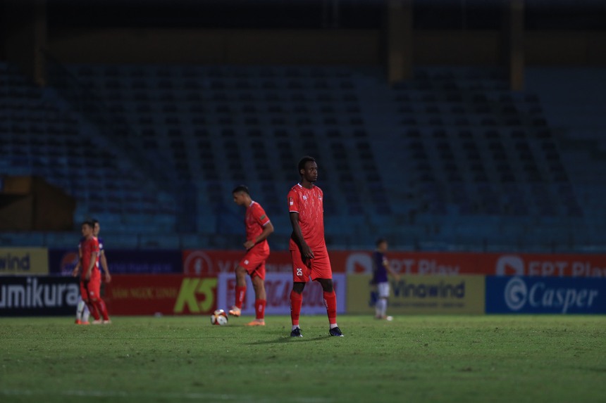 Trận đấu giữa Hà Nội và Hải Phòng bị tạm ngừng vì sự cố mất điện, cầu thủ tranh thủ 'đá ma' chờ đèn sáng - Ảnh 2.