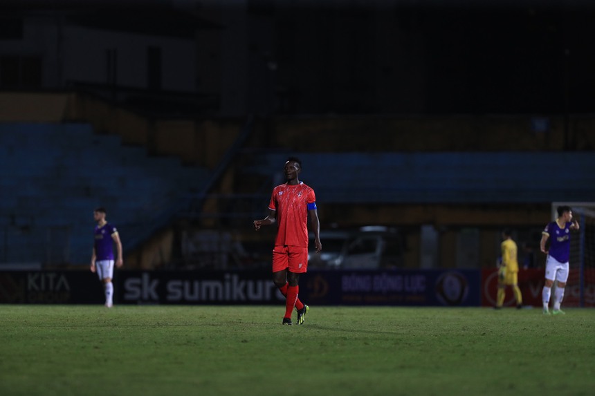 Trận đấu giữa Hà Nội và Hải Phòng bị tạm ngừng vì sự cố mất điện, cầu thủ tranh thủ 'đá ma' chờ đèn sáng - Ảnh 4.