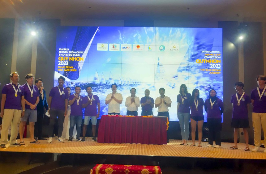 Bế mạc giải đua thuyền buồm Quốc tế và ván chèo đứng Quy Nhơn năm 2023 - Ảnh 2.