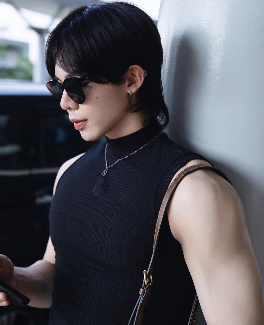 Erik sang Hàn Quốc tham dự sự kiện âm nhạc, Lương Thùy Linh úp mở chuyện đóng phim - Ảnh 1.