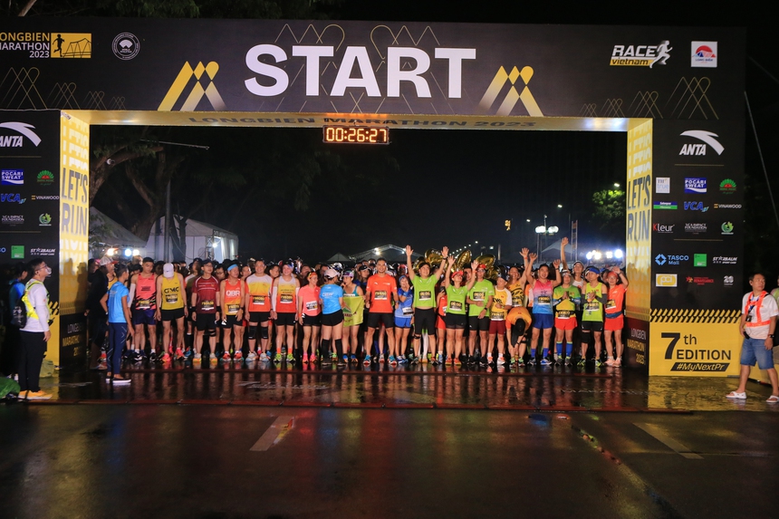 Longbien Marathon 2023 đạt kỷ lục số người tham dự, bất chấp thời tiết mưa lạnh - Ảnh 4.