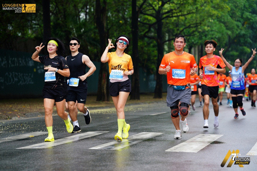 Longbien Marathon 2023 đạt kỷ lục số người tham dự, bất chấp thời tiết mưa lạnh - Ảnh 2.
