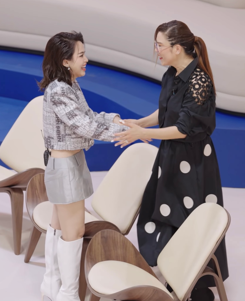 30 chị đẹp hội ngộ “Đạp Gió Rẽ Sóng”, Tú Vi bật khóc vì được gặp thần tượng Vũ Thu Phương - Ảnh 3.