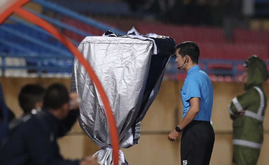 Bóng lăn trong tuần: "VAR" nghĩa là chạm? - Ảnh 1.