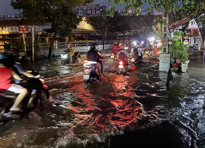 Mưa lớn kết hợp triều cường, nhiều tuyến đường TP.HCM ngập nặng - Ảnh 4. Mưa lớn kết hợp triều cường, nhiều tuyến đường TP.HCM ngập nặng - Ảnh 4.