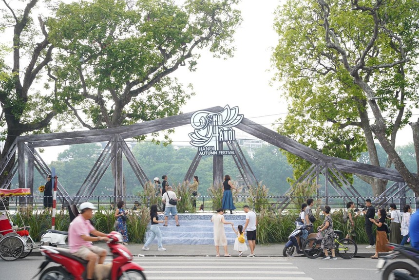 Đề cử Giải Bùi Xuân Phái - Vì tình yêu Hà Nội lần 16 - 2023: Để thêm yêu mùa Thu Hà Nội - Ảnh 3.