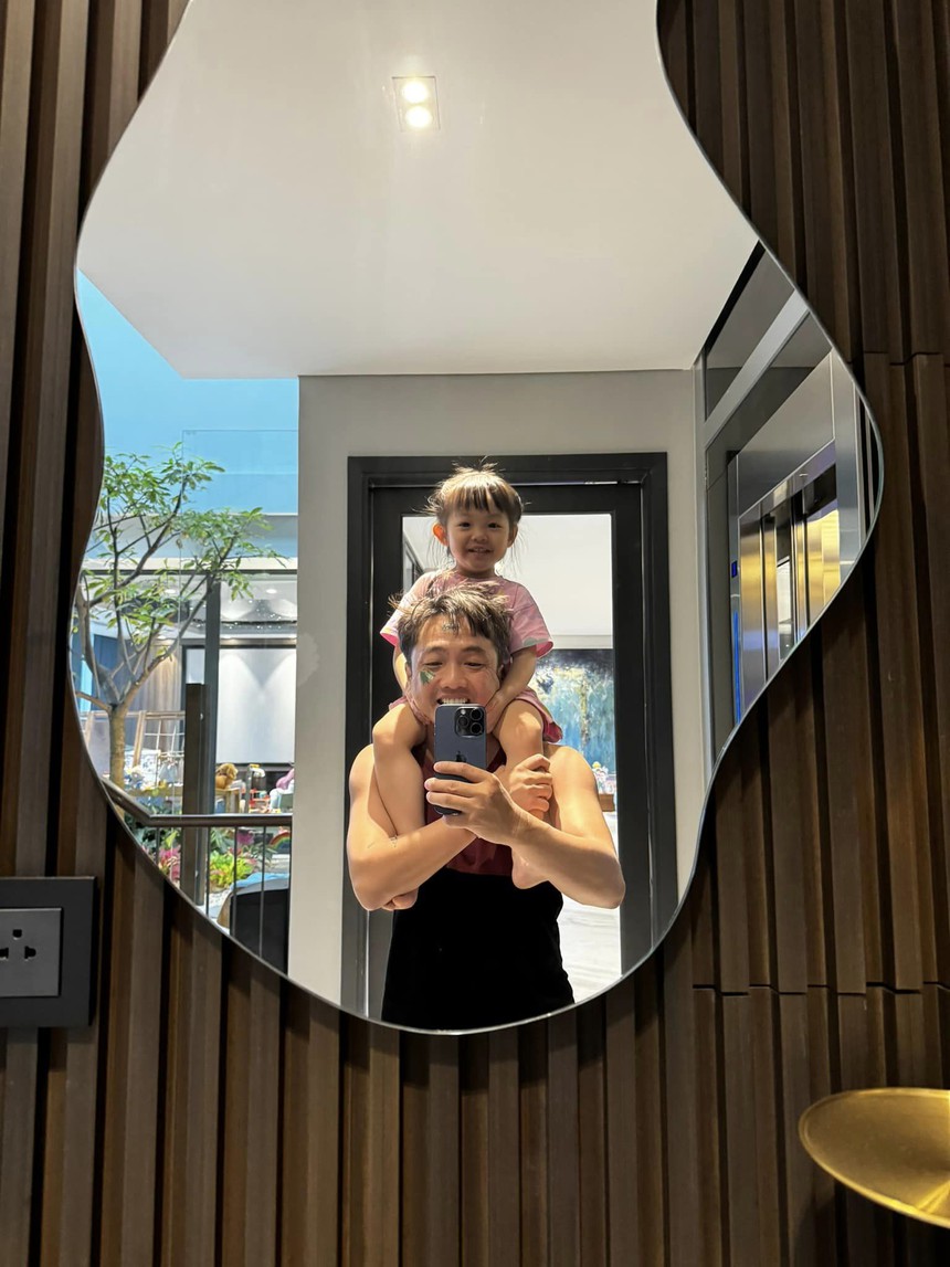 Cường Đôla chiều con 'bất nhấp', nhiều ông bố Vbiz cũng không kém cạnh - Ảnh 1.