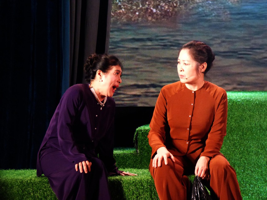 'Bông cánh cò' gây xúc động cả trên sàn diễn và sau cánh gà - Ảnh 1. 'Bông cánh cò' gây xúc động cả trên sàn diễn và sau cánh gà - Ảnh 1.