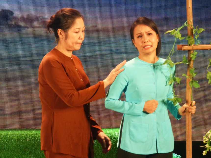 'Bông cánh cò' gây xúc động cả trên sàn diễn và sau cánh gà - Ảnh 2. 'Bông cánh cò' gây xúc động cả trên sàn diễn và sau cánh gà - Ảnh 2.