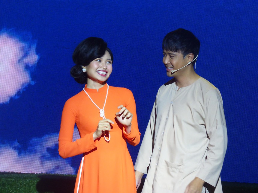 'Bông cánh cò' gây xúc động cả trên sàn diễn và sau cánh gà - Ảnh 3. 'Bông cánh cò' gây xúc động cả trên sàn diễn và sau cánh gà - Ảnh 3.