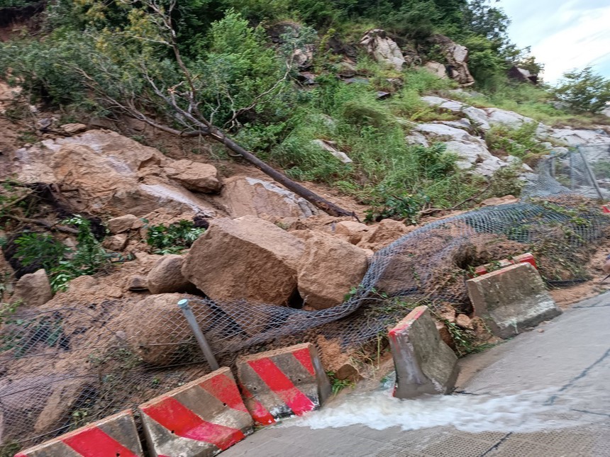 Tạm dừng lưu thông lên, xuống Núi Cấm (An Giang) do sạt lở đất, đá - Ảnh 1. Tạm dừng lưu thông lên, xuống Núi Cấm (An Giang) do sạt lở đất, đá - Ảnh 1.