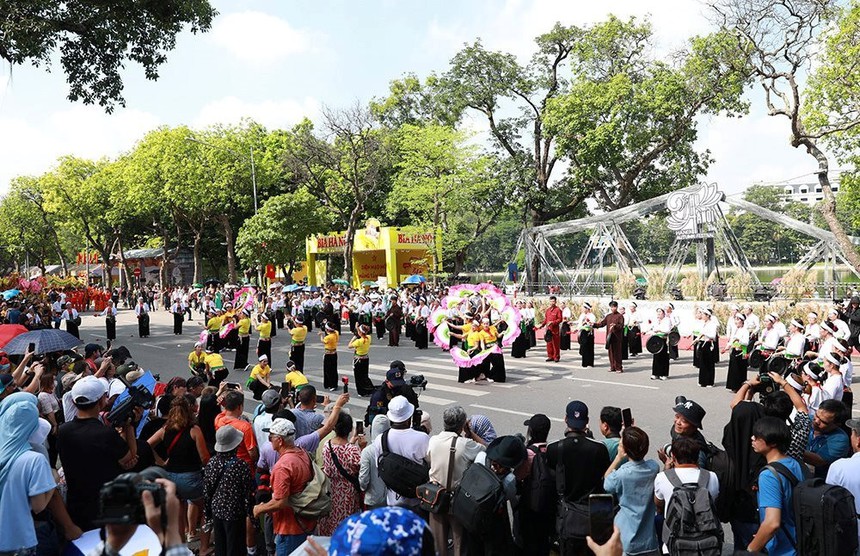 Đề cử Giải Bùi Xuân Phái - Vì tình yêu Hà Nội lần 16 - 2023: Để thêm yêu mùa Thu Hà Nội - Ảnh 5.