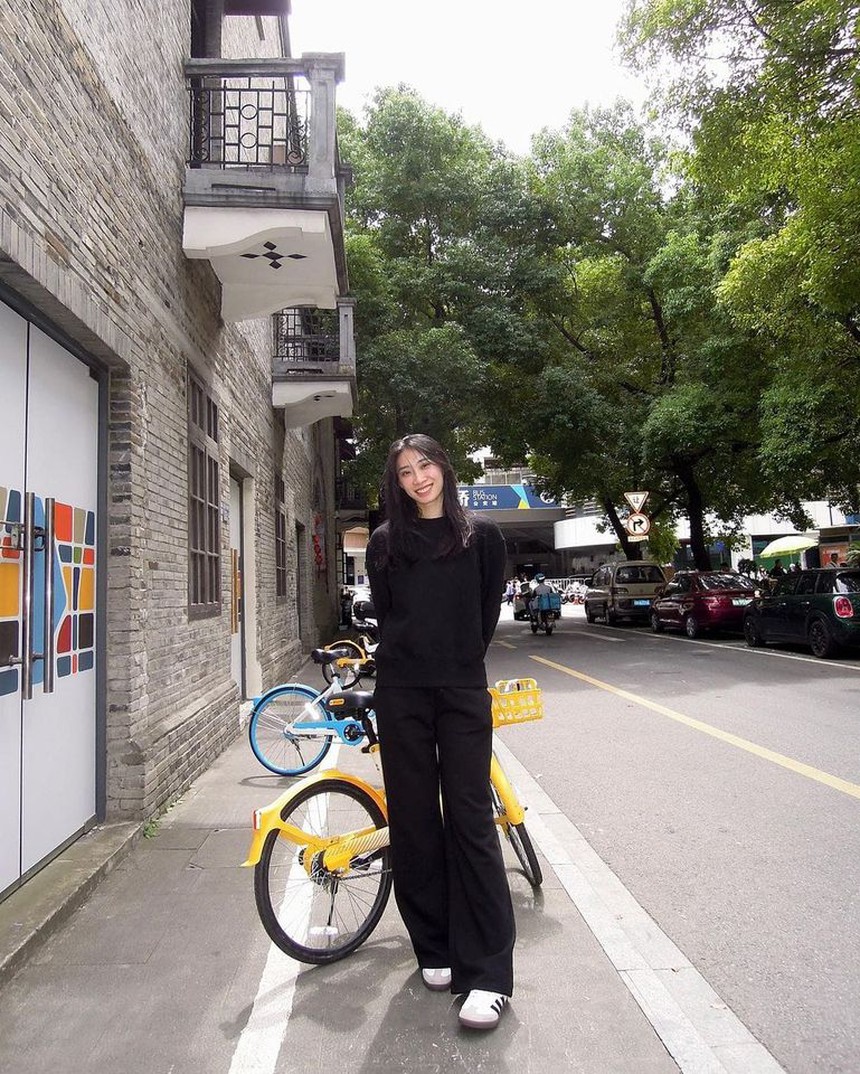 Nguyệt Anh vui vẻ dạo chơi Hàng Châu sau chiến thắng trước tuyển Hàn Quốc